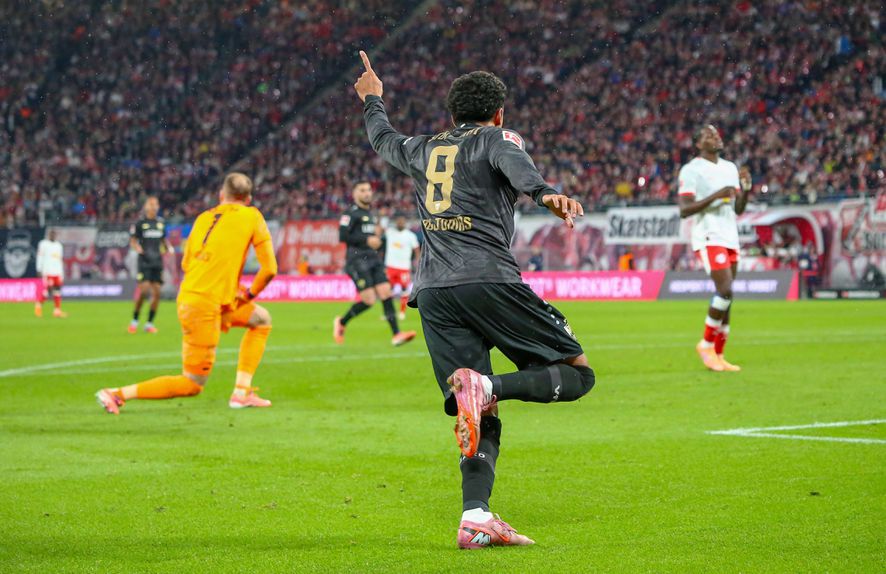 Tiago Tomás a celebrar o golo do Estugarda em Leipzig