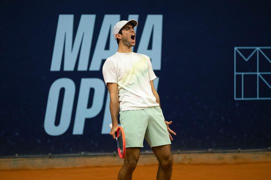 Nuno Borges dificulta mas passa às 'meias' do Open da Maia