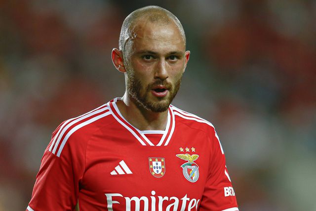 Aursnes espremido no Benfica