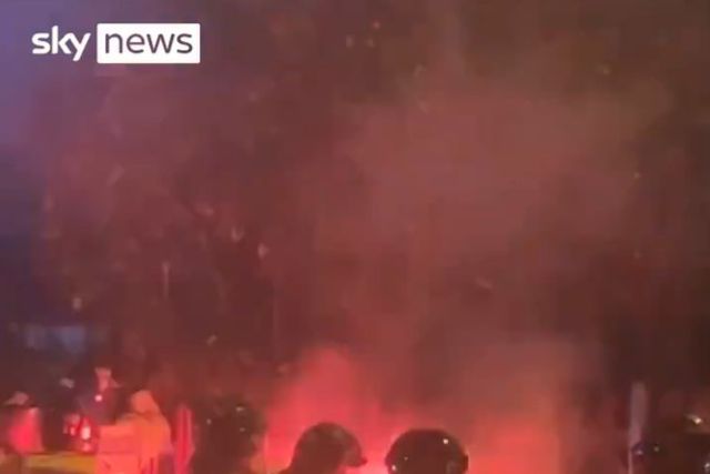 Aston Villa: Polícia atingido por tocha em confronto com adeptos do Légia Varsóvia