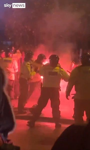 Aston Villa: Polícia atingido por tocha em confronto com adeptos do Légia Varsóvia