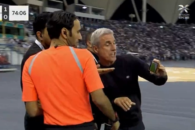 Ronaldo vê golo anulado e Luís Castro mostra telemóvel ao árbitro (vídeo)