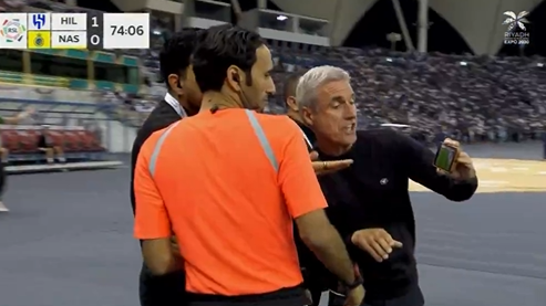 Ronaldo vê golo anulado e Luís Castro mostra telemóvel ao árbitro (vídeo)