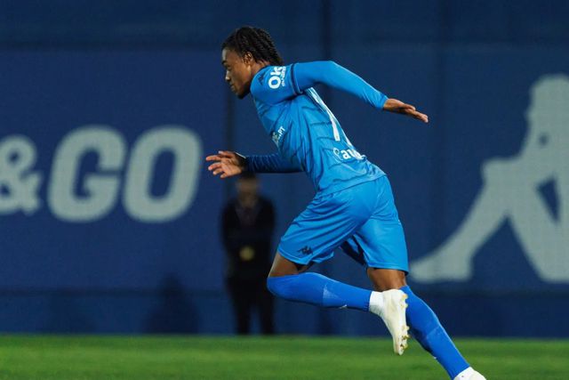 Estoril: Pina e Parra disputam a vaga na direita