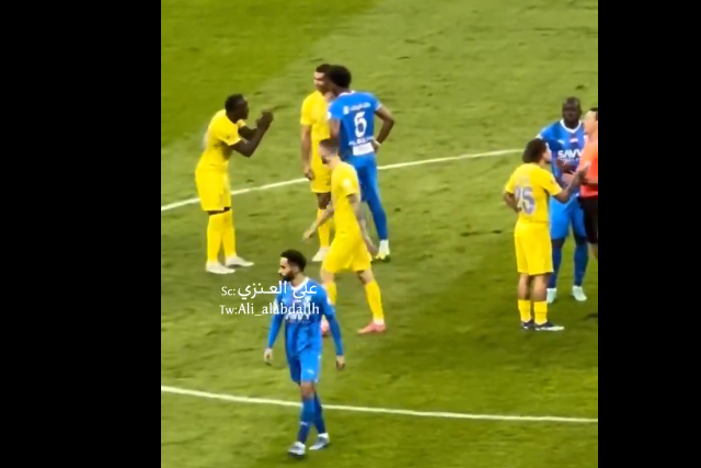 A reação de Cristiano Ronaldo com um adversário a gritar-lhe aos ouvidos (vídeo)