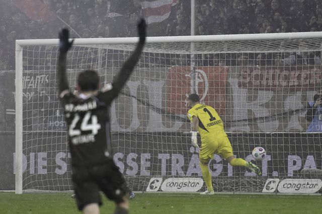 Vídeo: É ver para crer este autogolo com carimbo português...