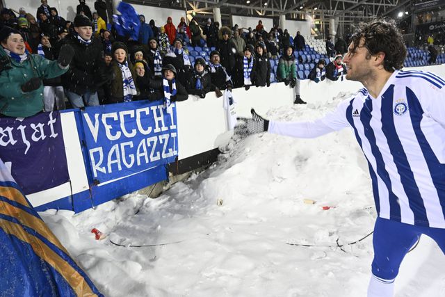 Jogo interrompido após adeptos atingirem guarda-redes... com bolas de neve