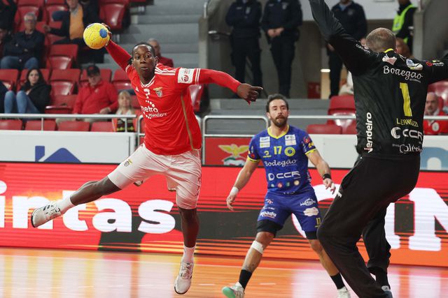 Stiven Valência remata aos seis metros no jogo frente ao Póvoa AC