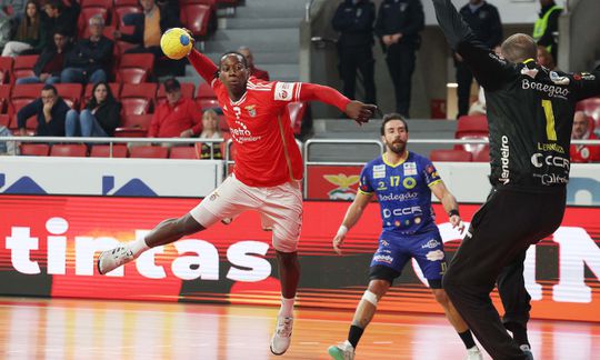 Benfica entra para ganhar e sossegar frente ao Póvoa AC na Luz