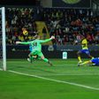 O autogolo incrível que colocou o Benfica em vantagem (vídeo)
