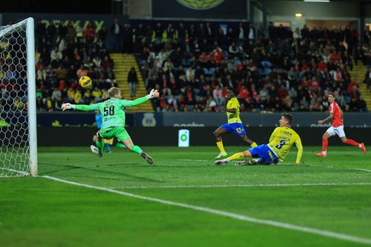 O autogolo incrível que colocou o Benfica em vantagem (vídeo)