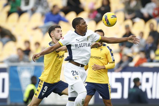 Estoril-Famalicão: canarinhos vencem com justiça por  2-1