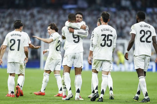 Real Madrid vence e cola-se a Barcelona no topo