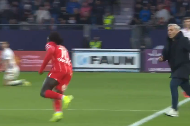 Ligue 1: treinador foi atingido pela bola e perseguiu adversário (vídeo)