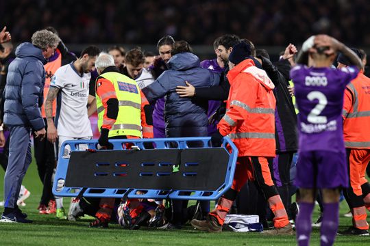 O momento em que Bove cai inanimado durante o Fiorentina-Inter