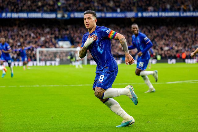 Enzo Fernández marca e aumenta vantagem do Chelsea (vídeo)
