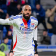 Ligue 1: Lacazette faz hat-trick e Lyon sobe ao quinto lugar
