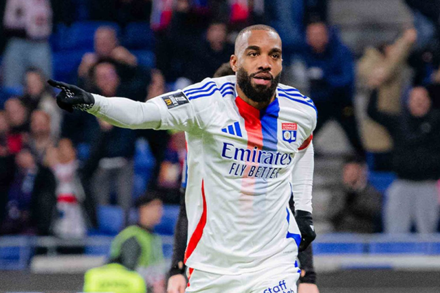 Ligue 1: Lacazette faz hat-trick e Lyon sobe ao quinto lugar