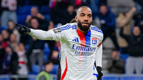 Ligue 1: Lacazette faz hat-trick e Lyon sobe ao quinto lugar