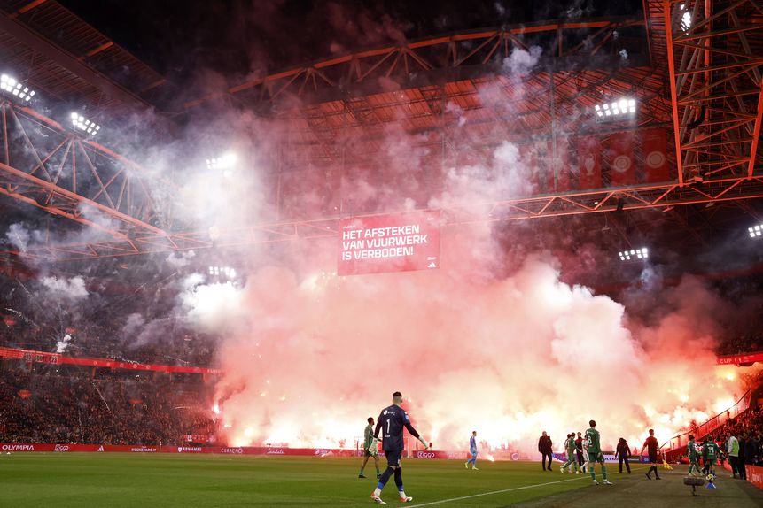 Duelo entre Ajax e Groningen foi suspenso logo aos 6 minutos devido a pirotecnia