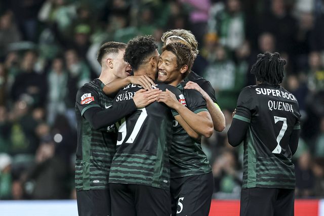 Morita assinou a melhor exibição da temporada diante do Estrela da Amadora e foi muito acarinhando pelo plantel - Foto: SPORTING CP