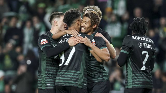 Morita assinou a melhor exibição da temporada diante do Estrela da Amadora e foi muito acarinhando pelo plantel - Foto: SPORTING CP