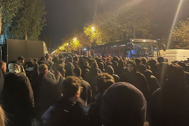 Adeptos do Nice fizeram uma 'espera' à equipa após a derrota com o Lorient. Situação escalou e dois jogadores e o diretor-desportivo foram agredidos (X/@iciazur)