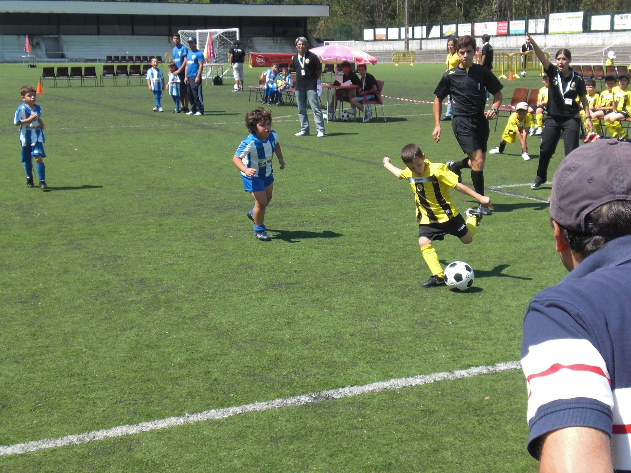 Rodrigo Rêgo já com pose de jogador, com a camisola do Beira-Mar, clube que representou dos quatro aos seis anos
