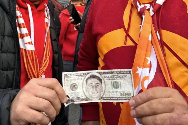 Adeptos do Galatasaray imprimem notas com a cara de ex-Benfica