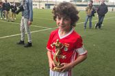 Gonçalo Moreira com o prémio de melhor jogador do torneio Mário Wilson, em Oeiras, em 2017 — Foto: D. R.