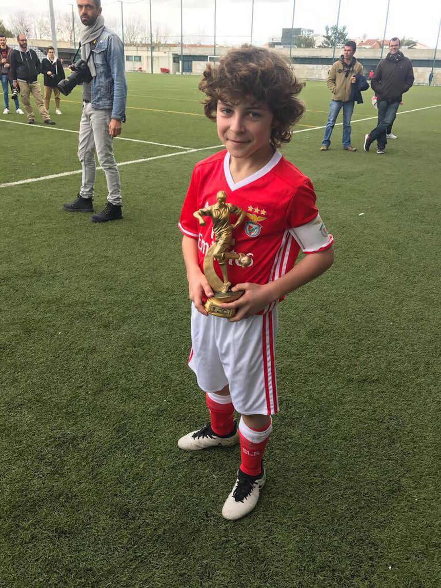 Gonçalo Moreira com o prémio de melhor jogador do torneio Mário Wilson, em Oeiras, em 2017 — Foto: D. R.