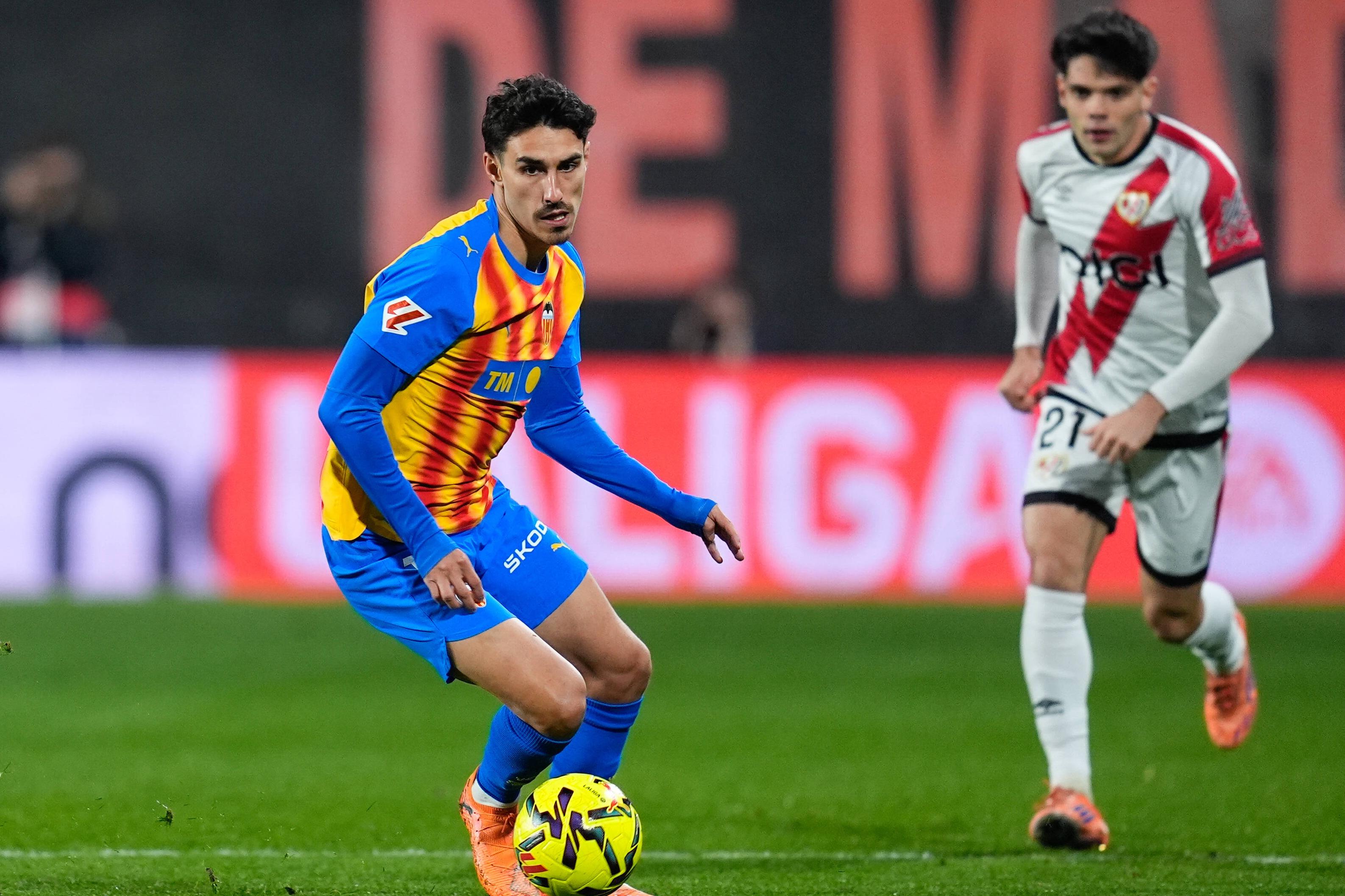 André Almeida, médio do Valência, no duelo frente ao Rayo Vallecano