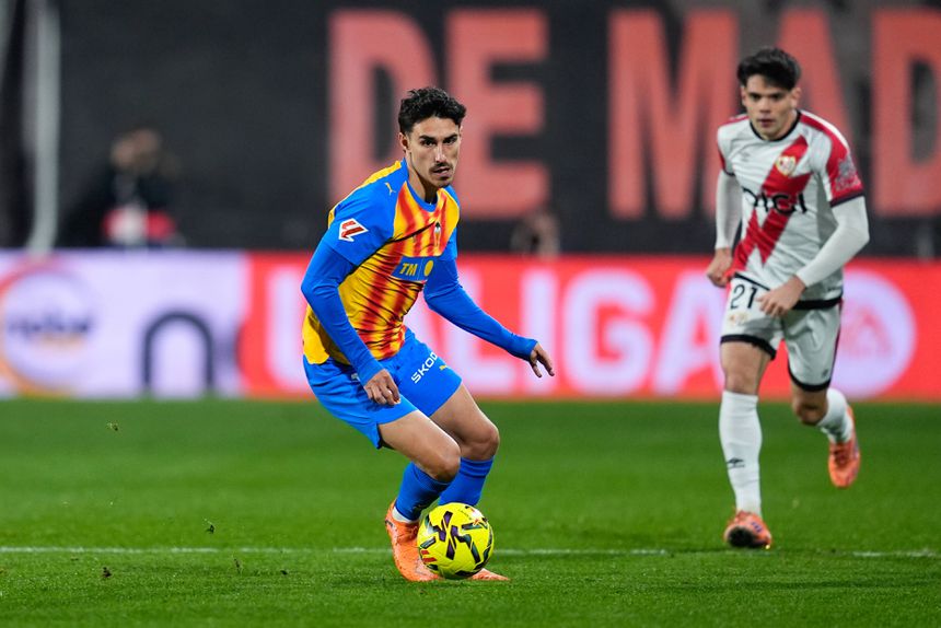 André Almeida, médio do Valência, no duelo frente ao Rayo Vallecano