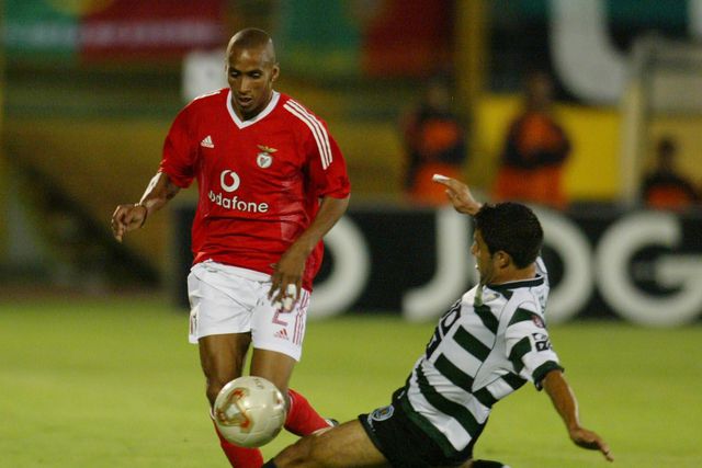 Armando Sá num Benfica-Sporting - Foto: arquivo A BOLA
