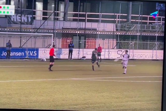 Vale tudo para desconcentrar um rival num penálti? Na Noruega sim! (vídeo)