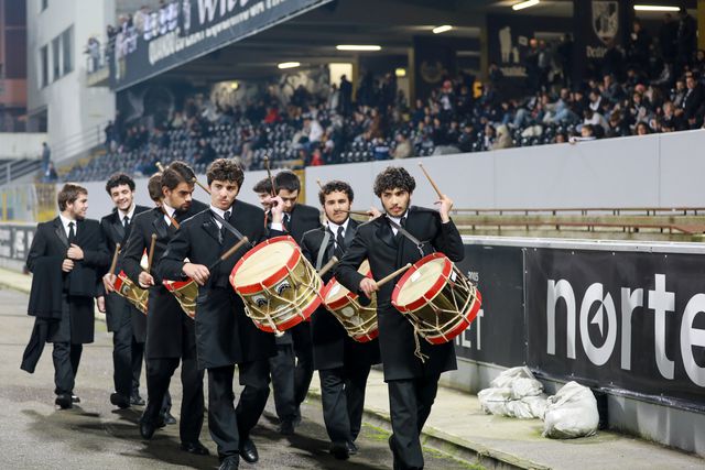 Durante o intervalo do Vitória-Aves SAD, a Comissão de Festas Nicolinas desfilou no relvado do D. Afonso Henriques - Foto: D. R.
