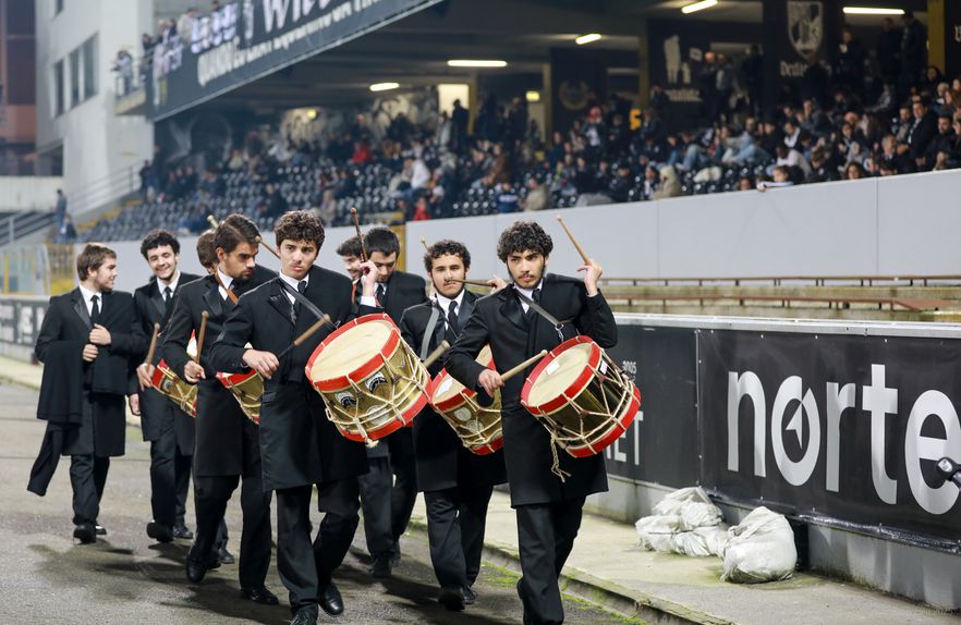Durante o intervalo do Vitória-Aves SAD, a Comissão de Festas Nicolinas desfilou no relvado do D. Afonso Henriques - Foto: D. R.