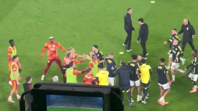Confusão no Fenerbahçe-Galatasaray começou... no aquecimento