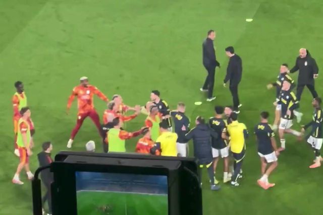 Confusão no Fenerbahçe-Galatasaray começou... no aquecimento