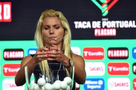 Tita num sorteio da Taça de Portugal de futebol feminino - Foto: A BOLA