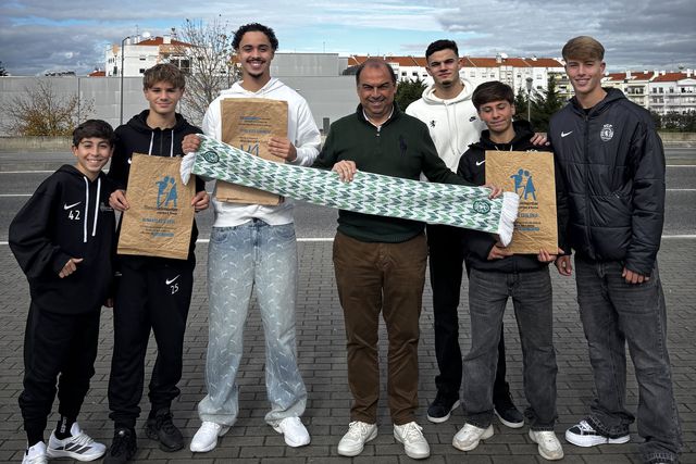 João Muniz, da equipa B, com Paulo Gomes, o diretor-geral da Academia, juntamente com jovens da formação leonina - Foto: SPORTING CP