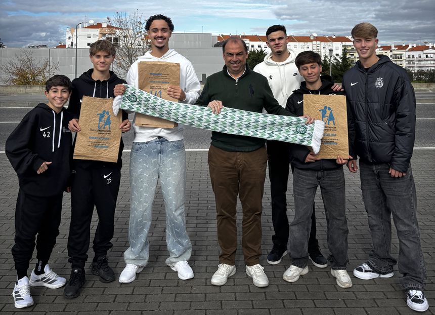 João Muniz, da equipa B, com Paulo Gomes, o diretor-geral da Academia, juntamente com jovens da formação leonina - Foto: SPORTING CP