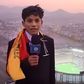 Cliver Huamán, jovem de 15 anos, no topo de uma montanha em Lima na final da Libertadores - Foto: X El Referente