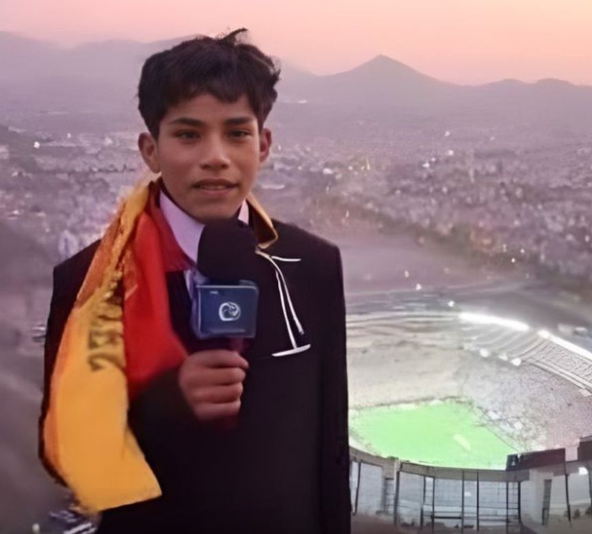 Cliver Huamán, jovem de 15 anos, no topo de uma montanha em Lima na final da Libertadores - Foto: X El Referente
