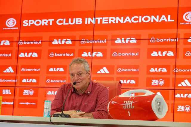 Abel Braga polémico logo na apresentação: «Não quero rosa, parece equipa de 'veado'»