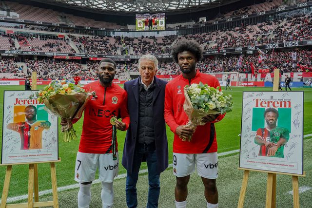 Jérémie Boga e Terem Moffi com o presidente do Nice, Jean-Pierre Rivère