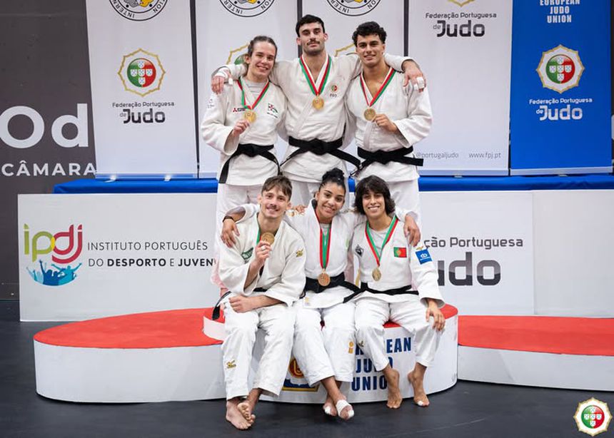 Os campeões nacionais das categorias mais leves e o de absolutos, João Fernando, em cima ao meio         Fotografia FPJ