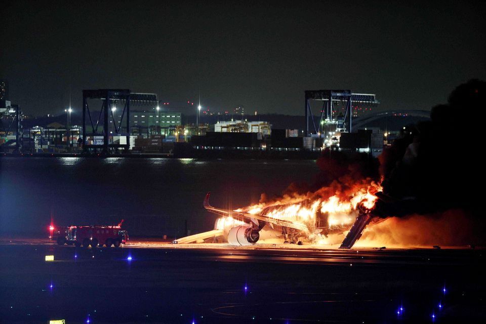 Avião com quase 400 pessoas a bordo incendeia-se no aeroporto de Tóquio (vídeos)