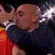 O polémico beijo de Rubiales a Hermoso após a final do Mundial feminino, em agosto de 2023 (D. R.)