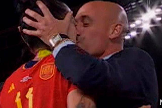 O polémico beijo de Rubiales a Hermoso após a final do Mundial feminino, em agosto de 2023 (D. R.)